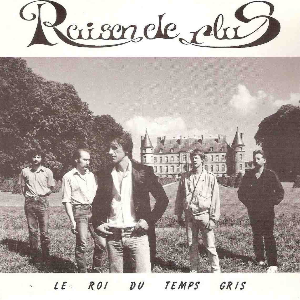 Cinq hommes devant un château