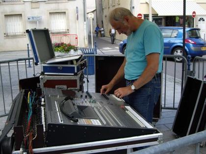 Technicien audio en plein réglage